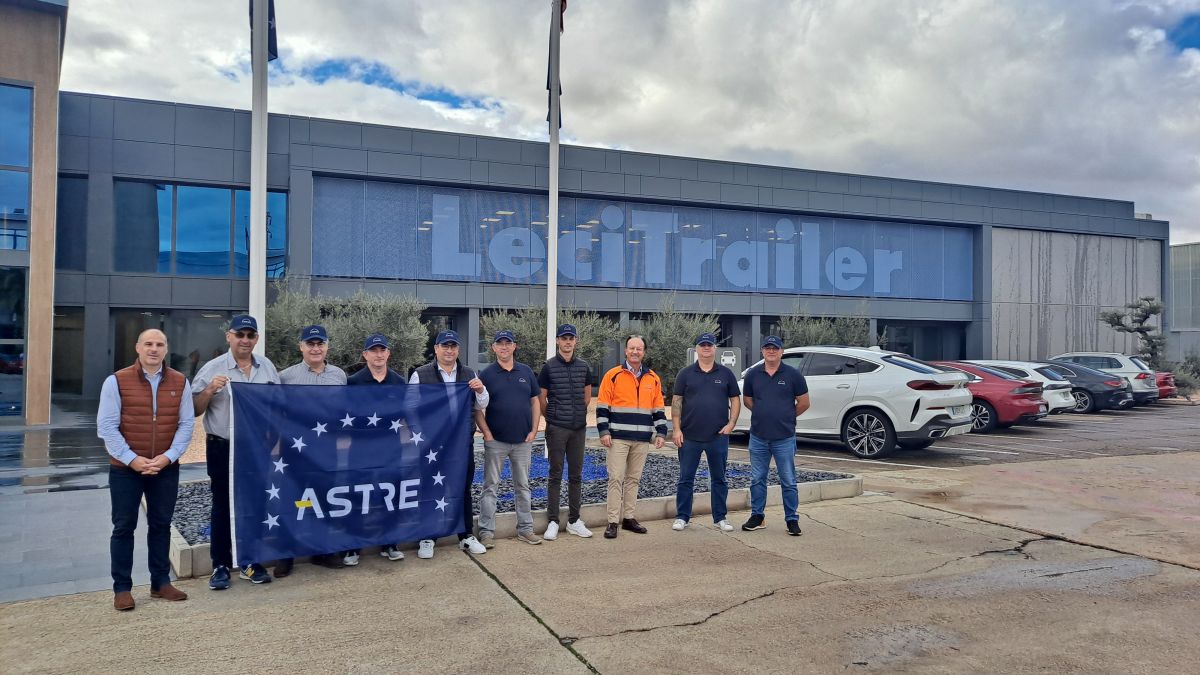 Les membres d'Astre organisent une réunion de formation technique à l'usine de Lecitrailer.